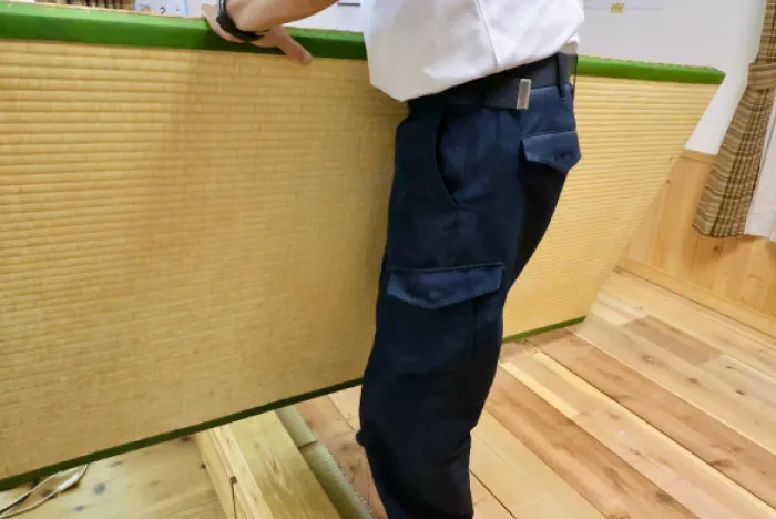 畳を上げているスタッフの写真
