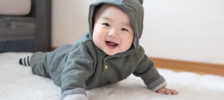 はいはいをする赤ちゃんの写真